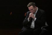 事业辉煌特斯拉股价收涨超3%：特朗普无意沟通，马斯克父亲劝儿子低头