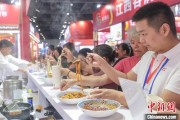 事业辉煌“嗦粉”经济火热 中国多地“食力”出圈